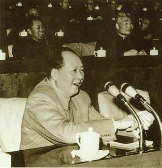 毛澤東在北京擴大的中共中央工作會議（即“七千人大會”）上作長篇講話。