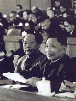 1962年2月6日，毛澤東與鄧小平在“七千人大會”主席臺。