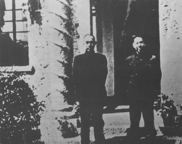 周恩來(左)與國(guó)民黨談判代表張沖在杭州談判時(shí)的合影