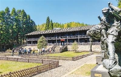 游客參觀井岡山小井紅軍醫(yī)院舊址 敖玉龍攝
