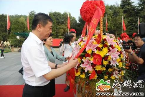 張宏森、吳桂英等領(lǐng)導(dǎo)向毛澤東同志銅像敬獻(xiàn)花籃