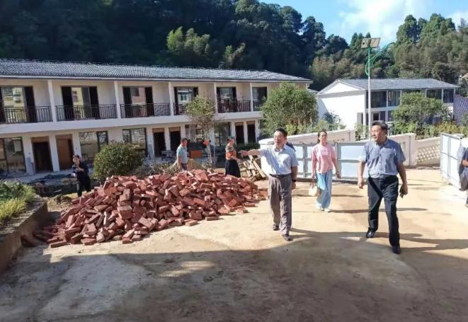 章國寶一行先后參觀了"半畝方塘"的學員服務中心