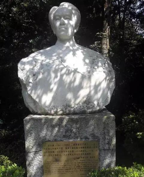 井岡山烈士陵園王爾琢雕像