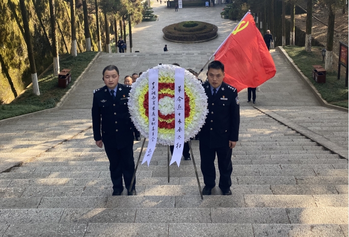 井岡山革命烈士陵園敬獻花圈